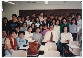 鍾景輝先生在「劇本創作」課堂上與師生合照