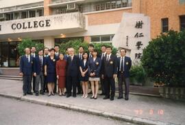 Group photo of Dr. Henry Hu, Dr. Chung Chi-yung and students taking Peking University courses