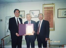 胡鴻烈博士與文匯報代表於辦公室合照