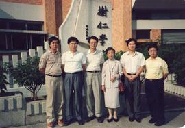 Group photo of Dr. Chung Chi-yung and unidentified guests