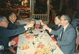 Dr. Henry Hu and Dr. Chung Chi-yung had dinner with unidentified guests