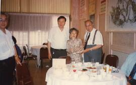 鍾期榮博士與嘉賓(未知身份)於一中式餐廳