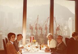 胡鴻烈博士、胡懷中博士及胡耀蘇博士與一位女士共進午餐