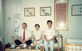 鍾期榮博士與兩位嘉賓(未知身份)於中式餐廳用餐