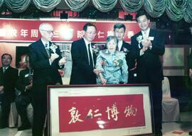 Mr. Leung Chun-ying presented a gift to Shue Yan College at its 30th Anniversary Celebration Dinner