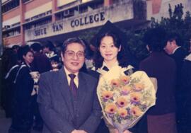 Professor Wong Mong Hea and Graduates = 黃夢曦教授和畢業生們 14