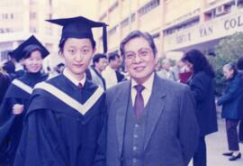 Professor Wong Mong Hea and Graduates = 黃夢曦教授和畢業生們 24