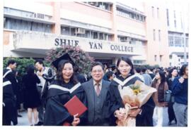 Professor Wong Mong Hea and Graduates = 黃夢曦教授和畢業生們 6