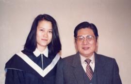 Professor Wong Mong Hea and Graduates = 黃夢曦教授和畢業生們 4