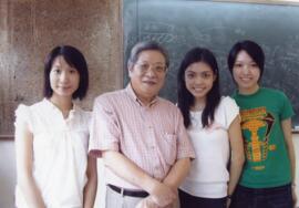 Professor Wong Mong Hea and students 5 = 黃夢曦教授和學生們 5