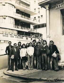 Professor Wong Mong Hea and students at Happy Valley Campus 1 = 黃夢曦教授和學生們在跑馬地校區 1